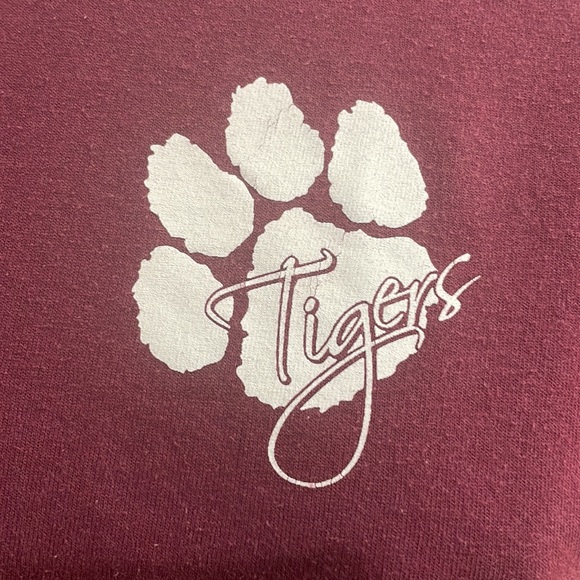 girls love their tigers cheer T-shirt Gildan burgundy red size S - Picture 3 of 8